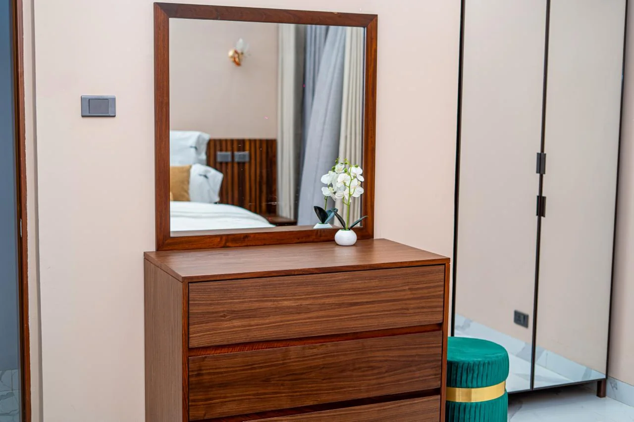 Commode, miroir et armoire
