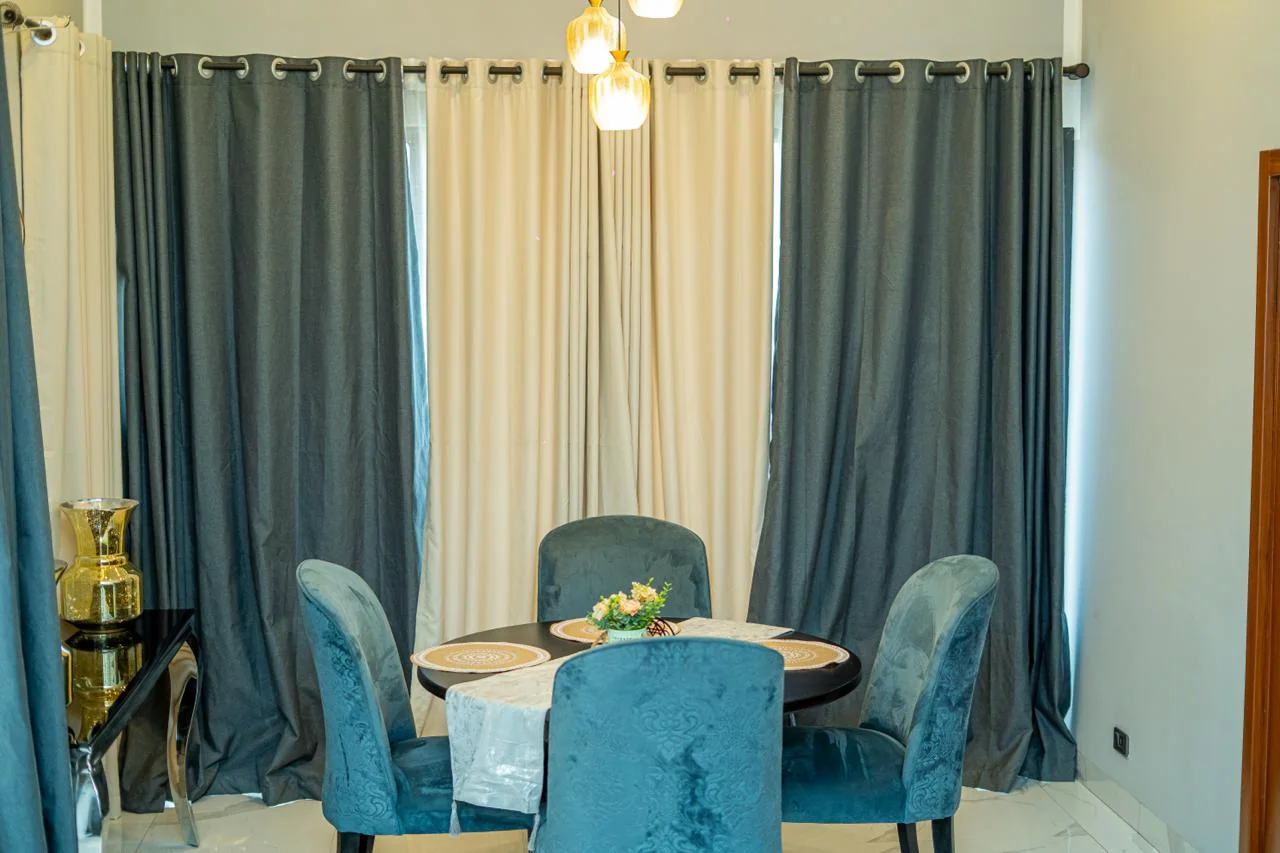 Espace repas avec rideaux et luminaires