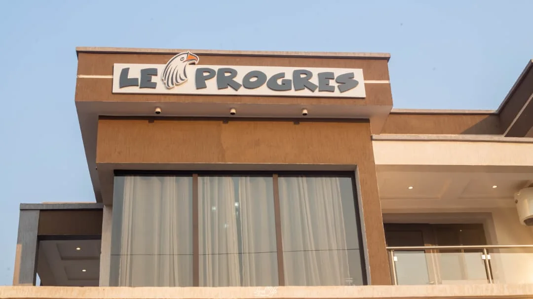 La façade et l’enseigne Le Progrès